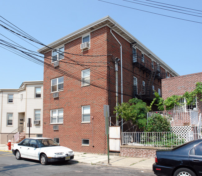 7021 Madison St in Guttenberg, NJ - Building Photo - Building Photo