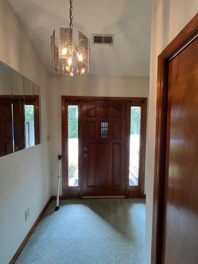 2223 Pinecroft Rd in Greensboro, NC - Foto de edificio - Building Photo