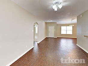 220 Kellyn Ct in Conroe, TX - Foto de edificio - Building Photo