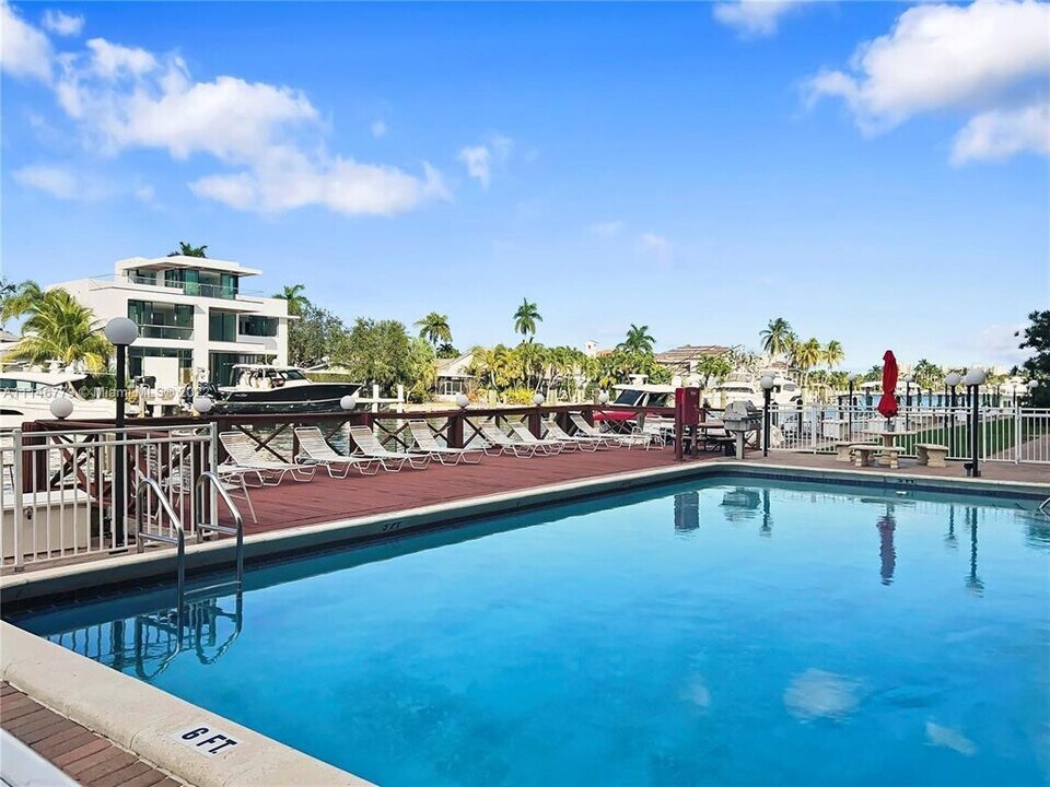 1777 SE 15th St, Unit 302 in Fort Lauderdale, FL - Foto de edificio