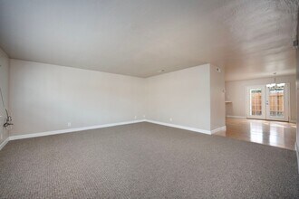 5336 Karbet Way in Sacramento, CA - Building Photo - Building Photo