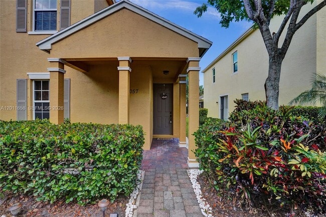 2057 SE Avon Park Dr in Port St. Lucie, FL - Building Photo - Building Photo