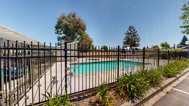 Cambridge Square Apartments in Rohnert Park, CA - Foto de edificio - Building Photo