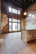 124 Monroe Ave in Memphis, TN - Foto de edificio - Building Photo