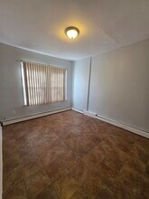 105 Zabriskie St in Jersey City, NJ - Building Photo - Building Photo