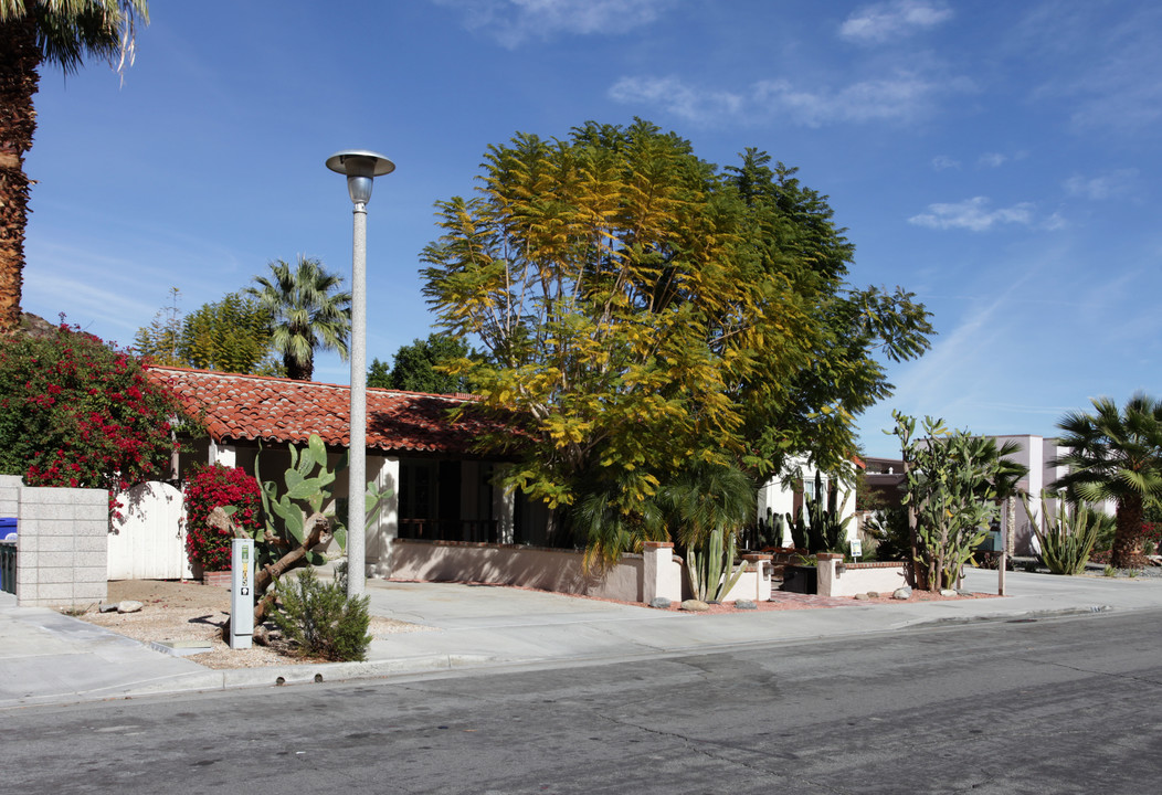 544 W Arenas Rd in Palm Springs, CA - Foto de edificio