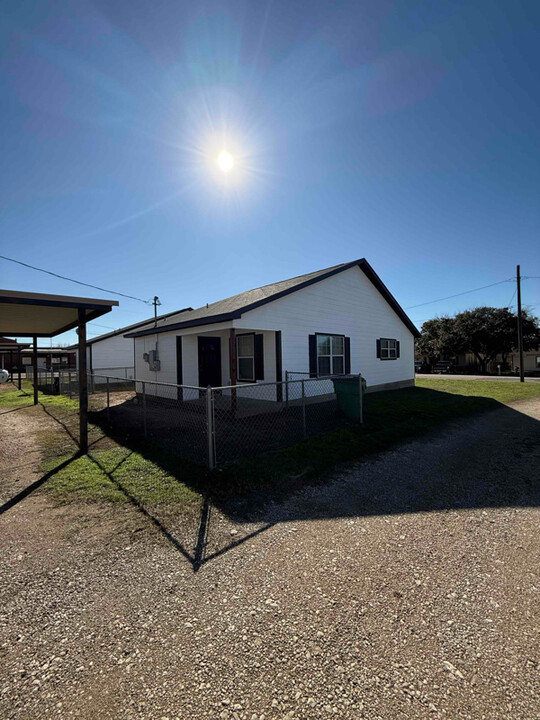 112 S Madison Ave in McGregor, TX - Building Photo