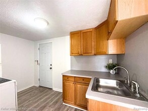 29222 Grand River Ave in Farmington Hills, MI - Building Photo - Building Photo