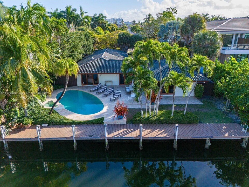 2425 Barcelona Dr in Fort Lauderdale, FL - Building Photo