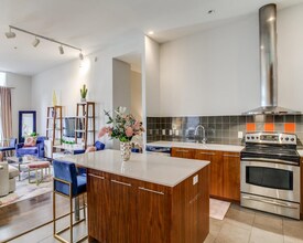 2323 N Houston St in Dallas, TX - Foto de edificio - Building Photo