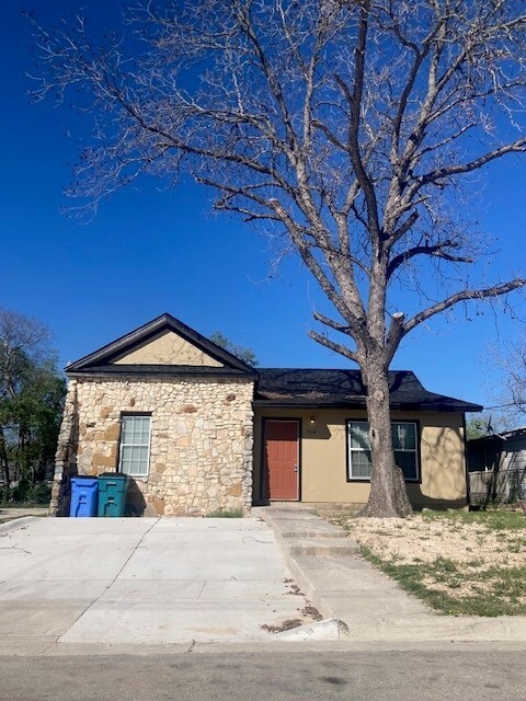 714 S River St in Seguin, TX - Building Photo - Building Photo