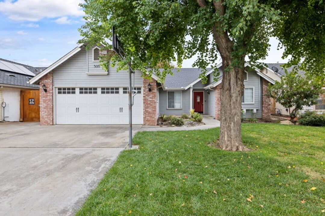 500 N Tommy St in Visalia, CA - Building Photo