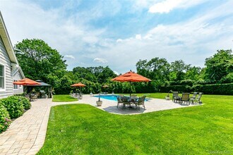 29 Fox Hollow Ln in Old Westbury, NY - Building Photo - Building Photo