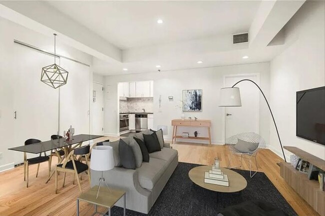 56 Pine St in New York, NY - Building Photo - Building Photo