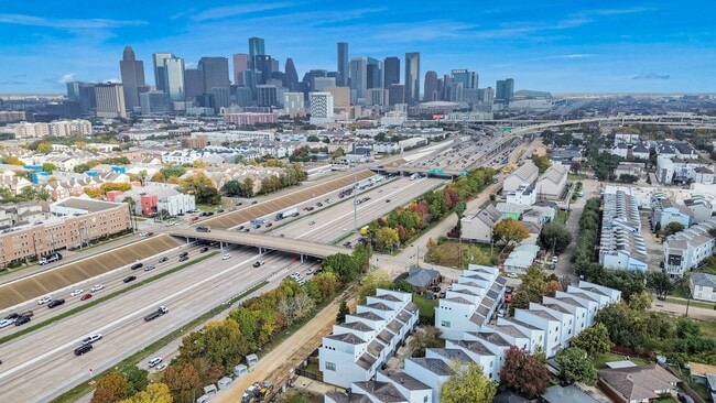 2911 Chartres St in Houston, TX - Building Photo - Building Photo