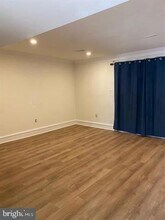 8286 White Pine Dr in Manassas Park, VA - Foto de edificio - Building Photo