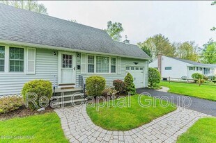 109 Locust Park in Colonie, NY - Building Photo