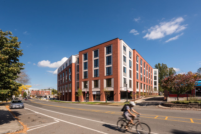 One East Pleasant in Amherst, MA - Foto de edificio - Building Photo