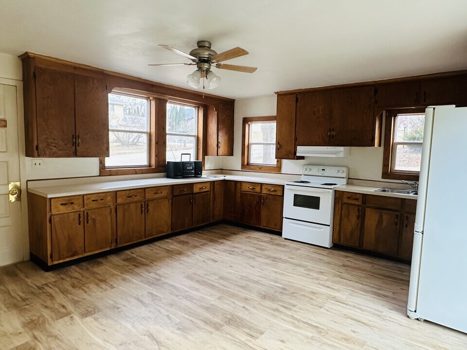 340 N Mill St in Cedarville, IL - Building Photo