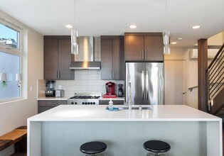 2433 8th Ave N in Seattle, WA - Building Photo - Building Photo