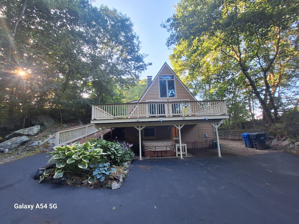 753 Buddington Rd in Groton, CT - Building Photo