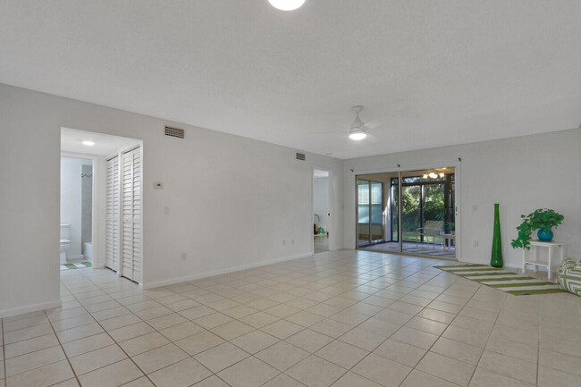 8419 SE Croft Cir in Hobe Sound, FL - Building Photo - Building Photo