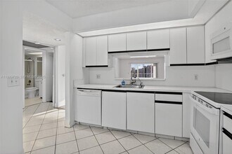 900 SW 128th Ave in Pembroke Pines, FL - Building Photo - Building Photo