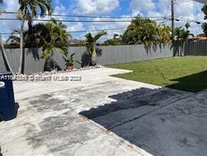 5731 NW 117th St in Hialeah, FL - Foto de edificio - Building Photo