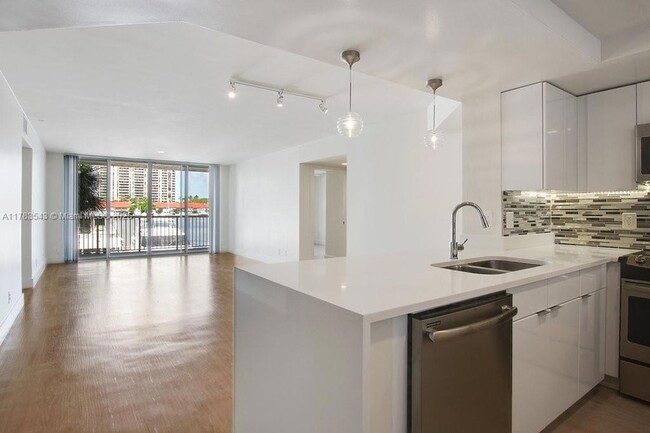 3605 NE 207th St, Unit 3210 in Miami, FL - Building Photo - Building Photo