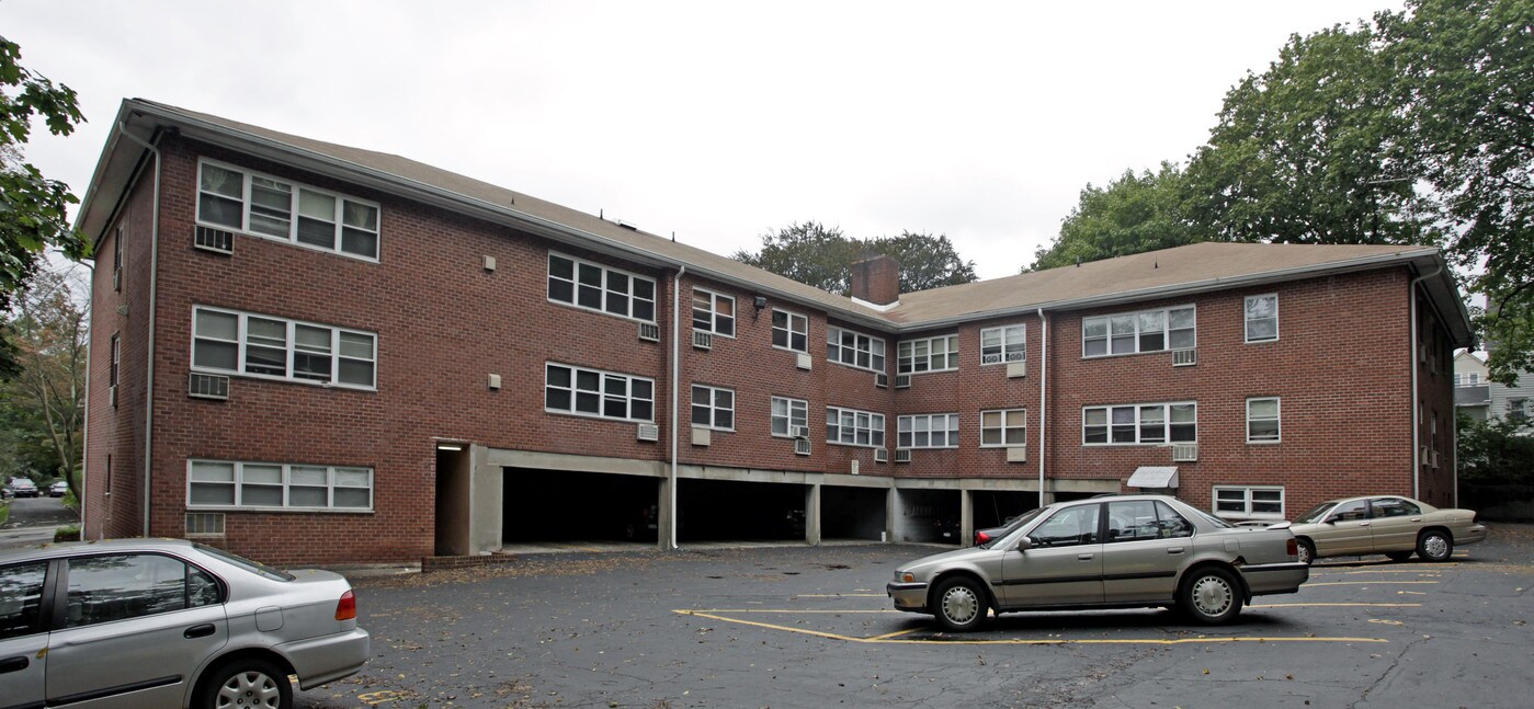 15 W Funston Ave in Spring Valley, NY - Foto de edificio