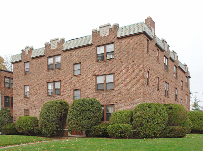 Clarendon Apartments in West Hartford, CT - Building Photo - Building Photo