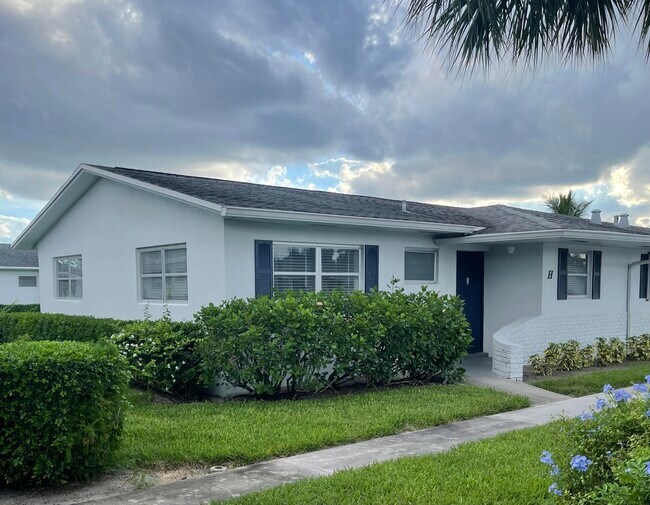 2716 Emory Dr E in West Palm Beach, FL - Building Photo - Building Photo