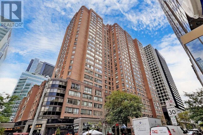 633-633 Bay St. in Toronto, ON - Building Photo - Building Photo