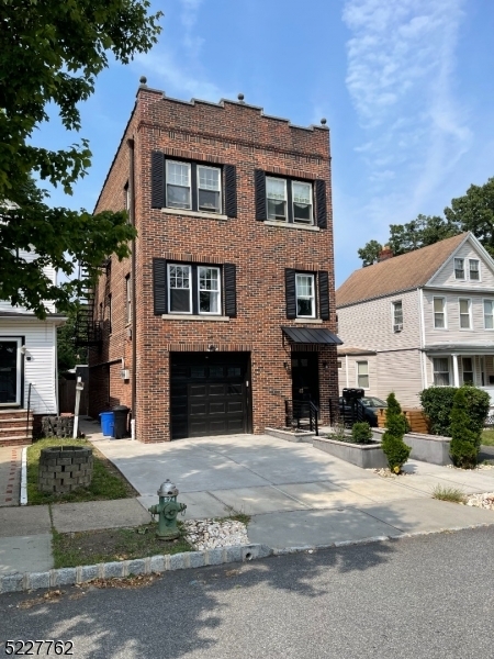 43 Pleasant Way in Montclair, NJ - Building Photo