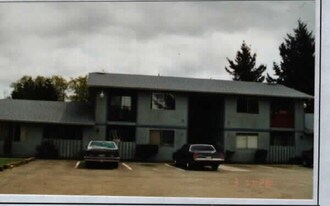 302 E 163rd St. Ct in Parkland, WA - Building Photo