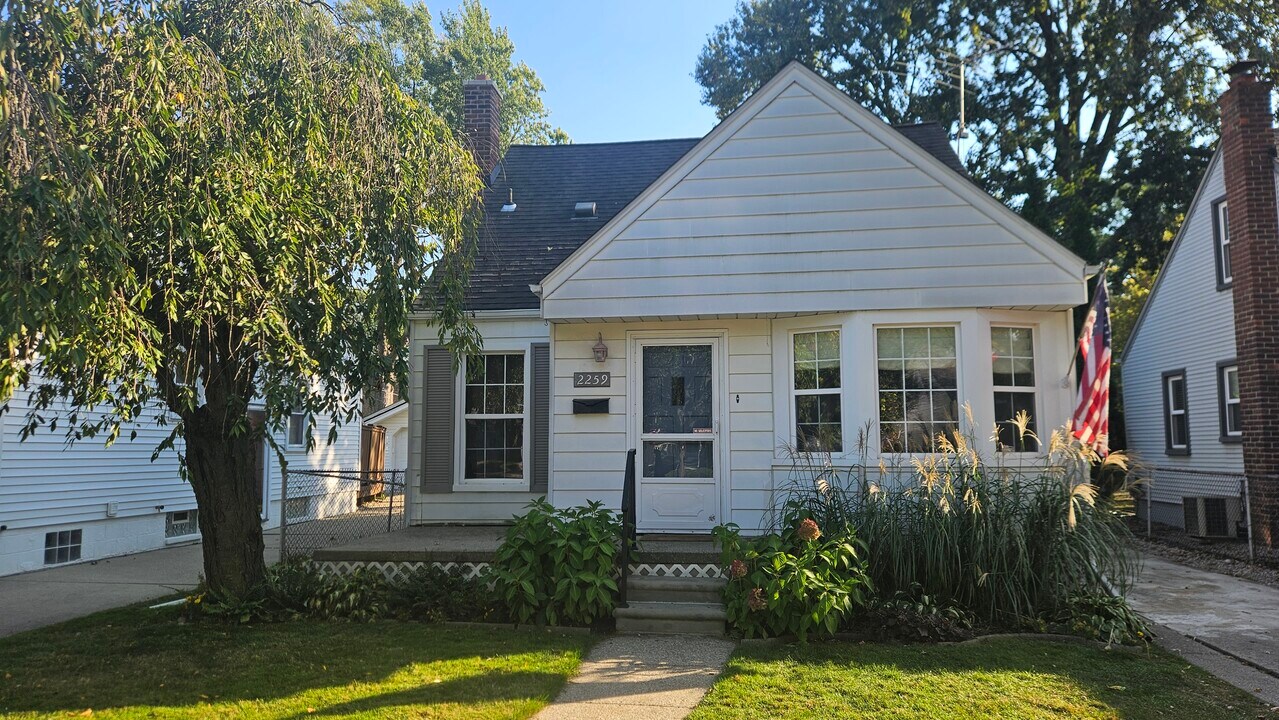 2259 Cambridge Rd in Berkley, MI - Building Photo