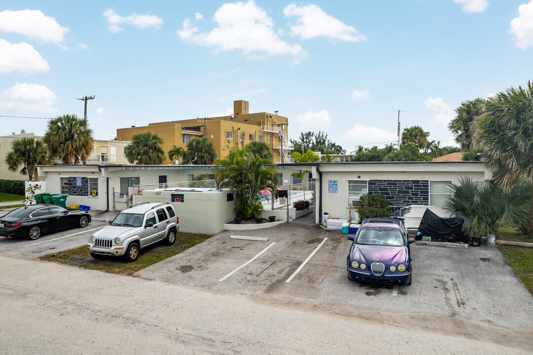 1257 Island Rd in West Palm Beach, FL - Foto de edificio
