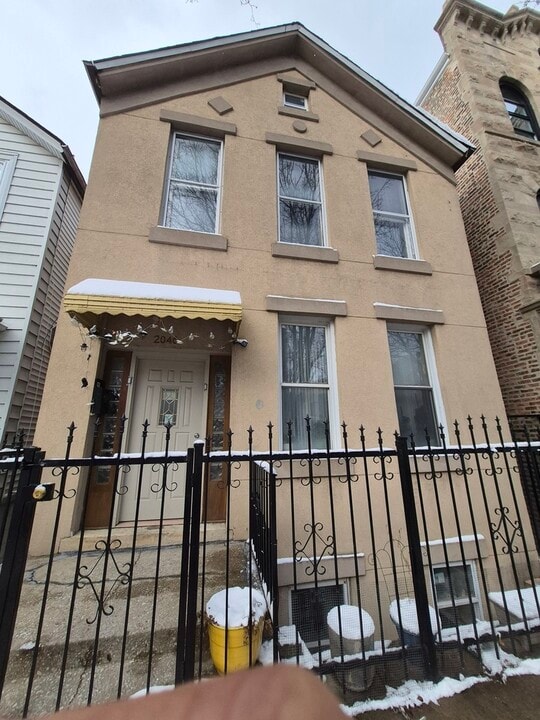 2046 W 19th St in Chicago, IL - Building Photo