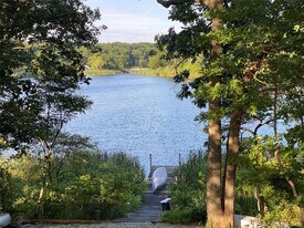 1500 Trumans Path in East Marion, NY - Building Photo