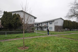 953 8th Ave in Longview, WA - Foto de edificio - Building Photo