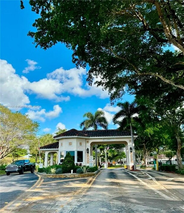 900 St Charles Pl in Pembroke Pines, FL - Building Photo