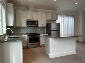 2129 Dennis Ln in Santa Rosa, CA - Building Photo - Building Photo