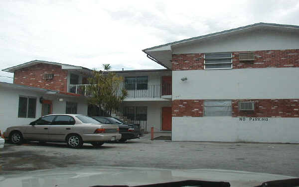 938-940 NW 8th Street Rd in Miami, FL - Foto de edificio - Building Photo
