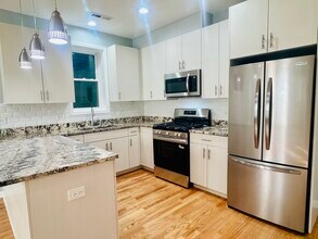 1750 W Cermak Rd in Chicago, IL - Building Photo - Building Photo