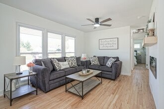 311 Oakwood Dr in Newfield, NJ - Foto de edificio - Building Photo