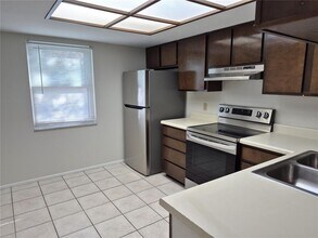 114 Meadow Ln in Oldsmar, FL - Building Photo - Building Photo