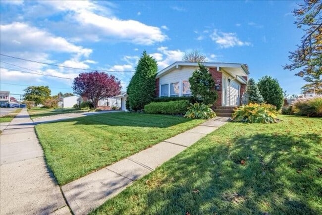 70 Pickwick Dr N in Hicksville, NY - Building Photo - Building Photo