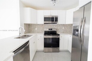 8305 SW 72nd Ave in Miami, FL - Building Photo