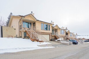 Summit Point in Calgary, AB - Building Photo