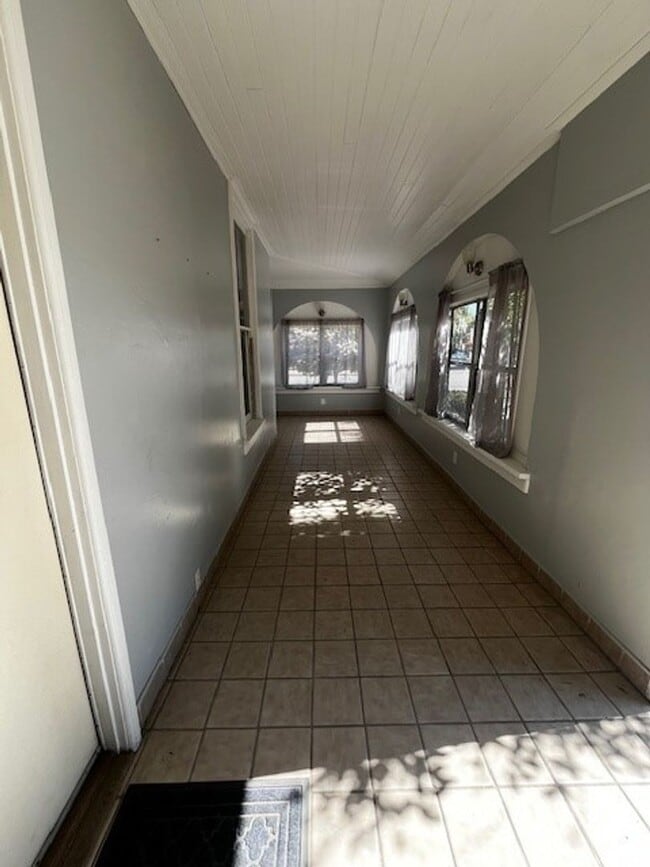 2104 B St in Bakersfield, CA - Building Photo - Building Photo